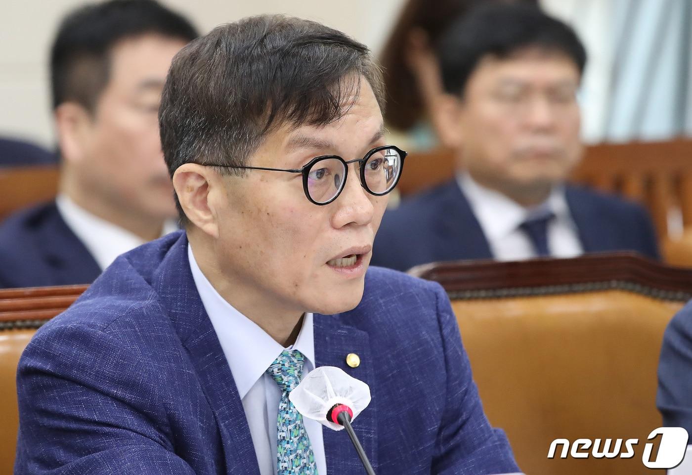 본문 이미지 - 이창용 한국은행 총재가 22일 오전 서울 여의도 국회에서 열린 기획재정위원회 전체회의에서 의원들의 질의에 답하고 있다. /뉴스1