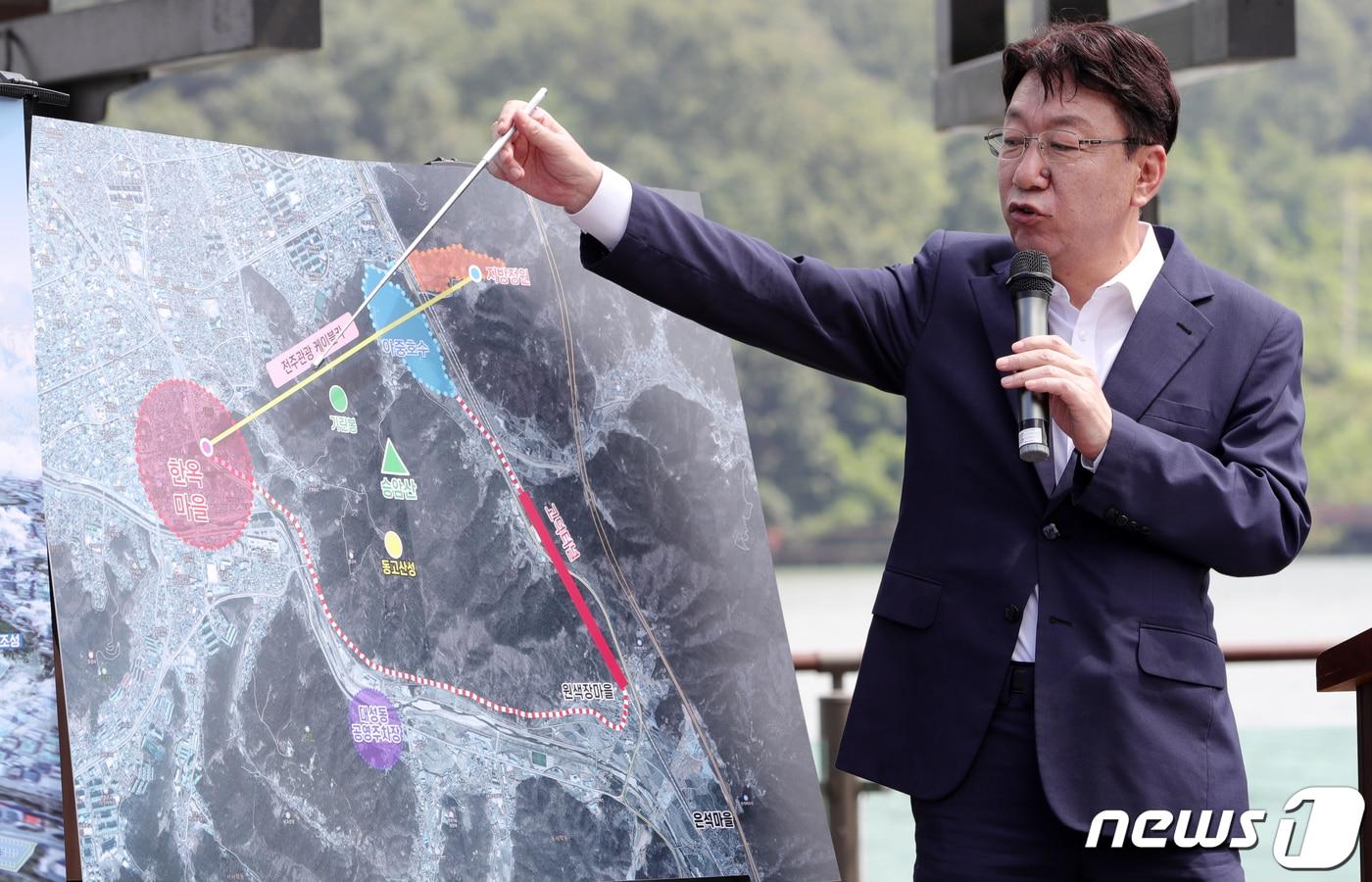 본문 이미지 - 우범기 전주시장이 22일 전북 전주시 아중호수 야외데크광장에서 '아중호수 관광명소화 사업' 관련 현장 브리핑을 하고 있다. 2023.8.22/뉴스1 ⓒ News1 유경석 기자