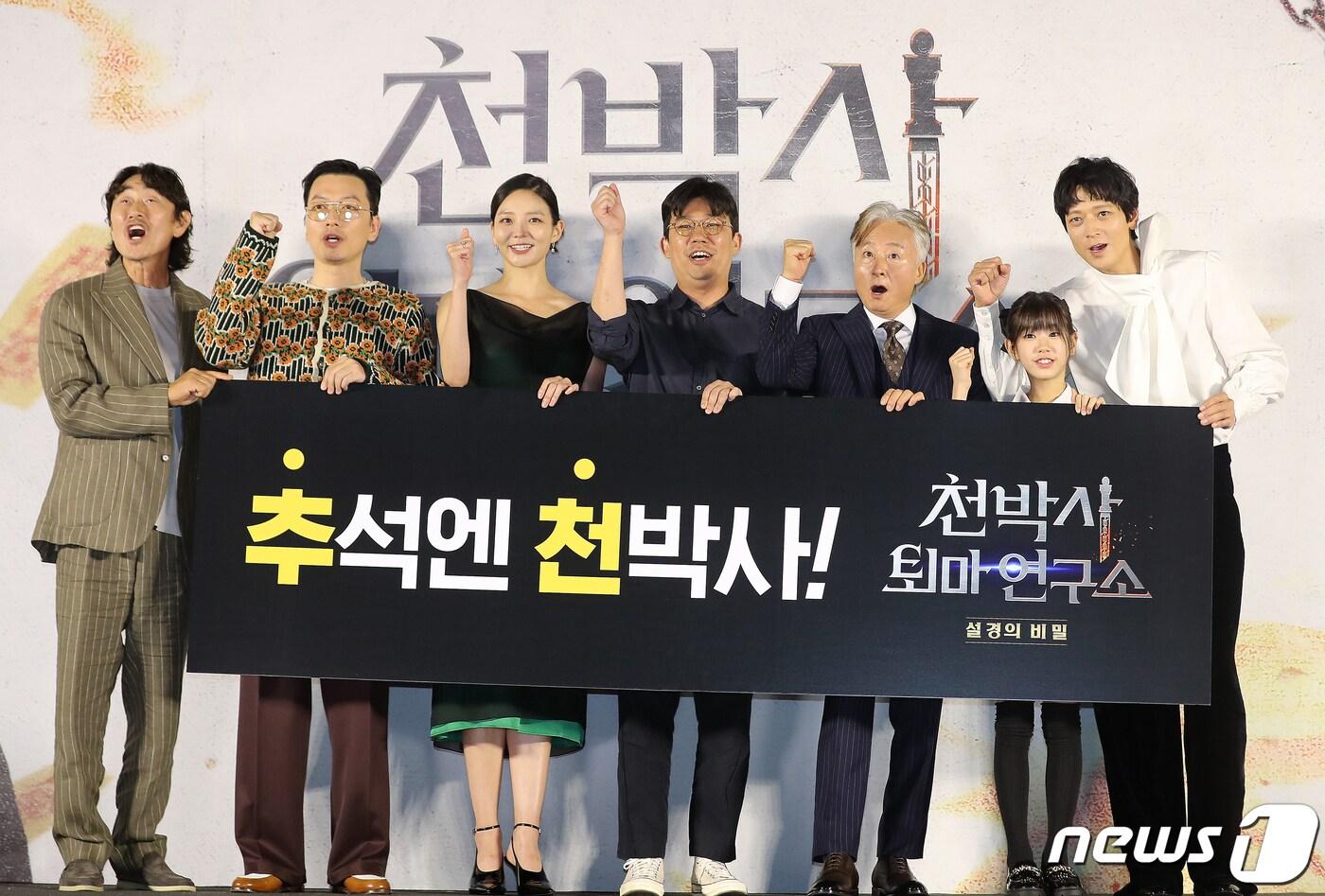 배우 허준호(왼쪽부터), 이동휘, 이솜, 김성식 감독, 배우 김종수, 아역배우 박소이, 강동원/뉴스1 ⓒ News1 