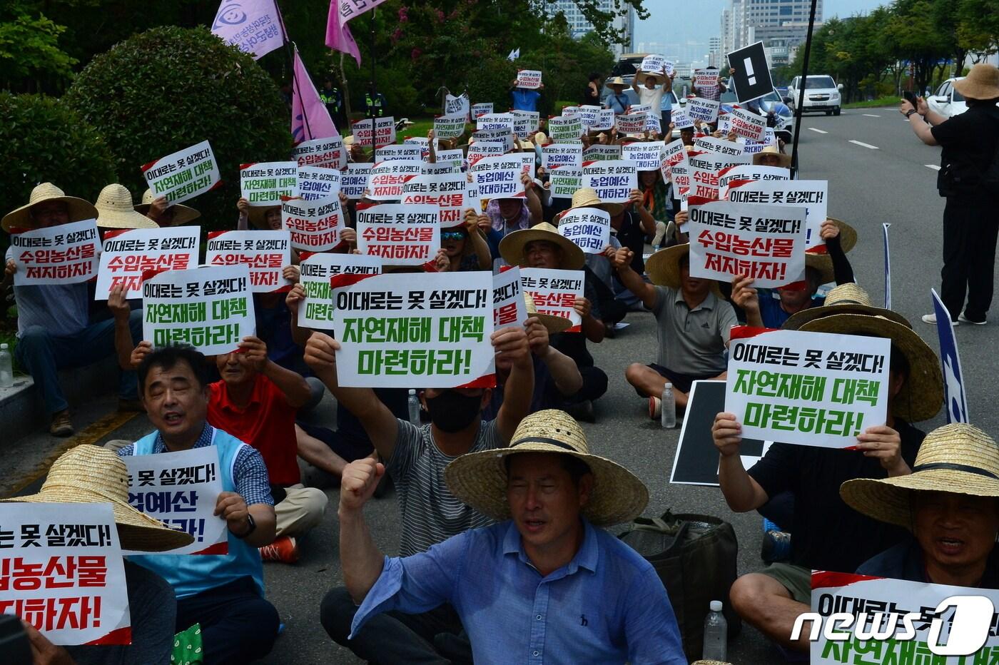 본문 이미지 - 22일 경남 창원시 성산구 용지문화공원 옆 중앙대로에서 경남 7개 농민단체 회원들이 정부와 경남도에 농업예산 확대를 요구하고 있다. 2023.8.22 ⓒ 뉴스1 박민석 기자