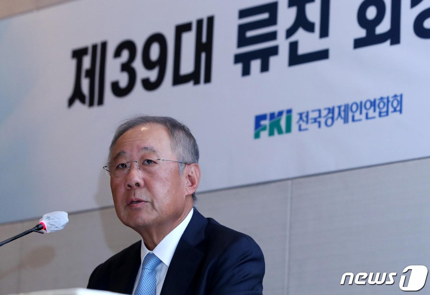 본문 이미지 - 류진 전국경제인연합회 신임 회장이 22일 취임 기자간담회에서 취재진의 질문에 답하고 있다. 2023.8.22/뉴스1 ⓒ News1 구윤성 기자