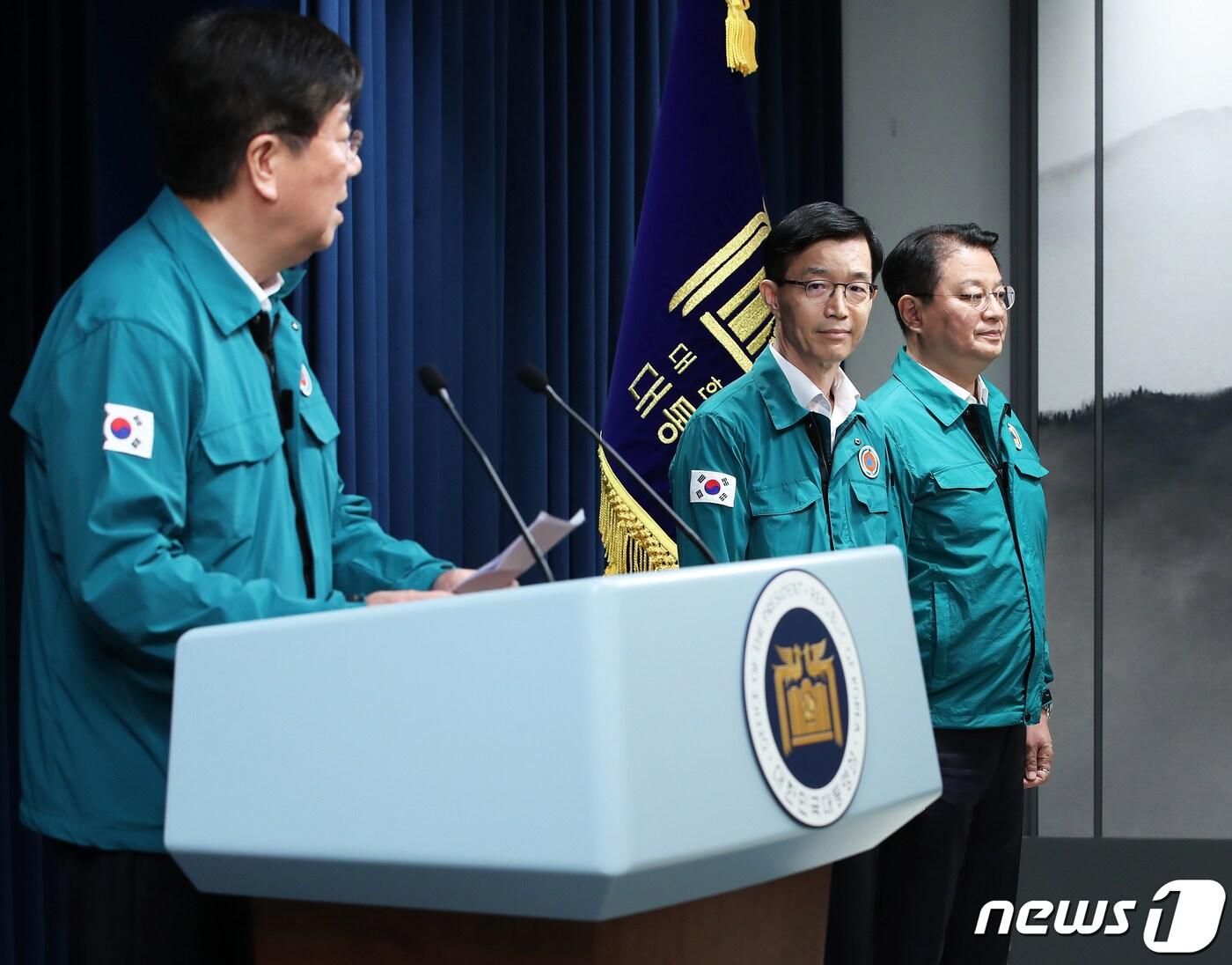 본문 이미지 - 김대기 대통령 비서실장이 지난 22일 용산 대통령실 청사에서 신임 산업통상자원부 후보자와 국무조정실장 등에 대한 인선안을 발표하고 있다. 윤석열 대통령은 이날 신임 산업통상자원부 장관 후보자에 방문규 국무조정실장을 지명하고 신임 국무조정실장에는 방기선 기획재정부 1차관을 내정했다. 2023.8.22/뉴스1 ⓒ News1 오대일 기자