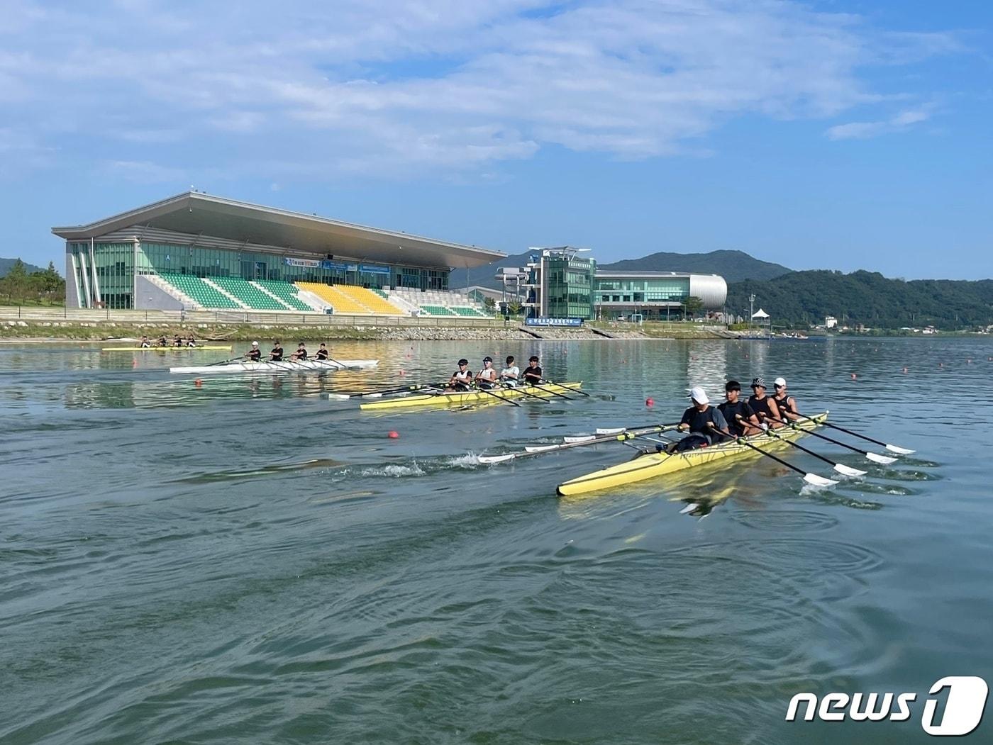 본문 이미지 -  22일 충북 충주시는 조정 청소년대표팀이 탄금호국제조정경기장에서 하계 전지훈련을 했다고 밝혔다. 사진은 훈련 모습.(충주시 제공)2023.8.22/뉴스1