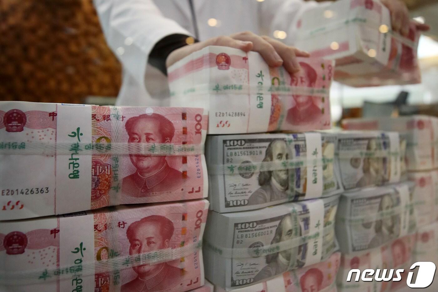 22일 오후 서울 중구 하나은행 위변조대응 센터에서 직원이 위안화와 달러화를 정리하고 있다. 2023.8.22/뉴스1 ⓒ News1 이승배 기자