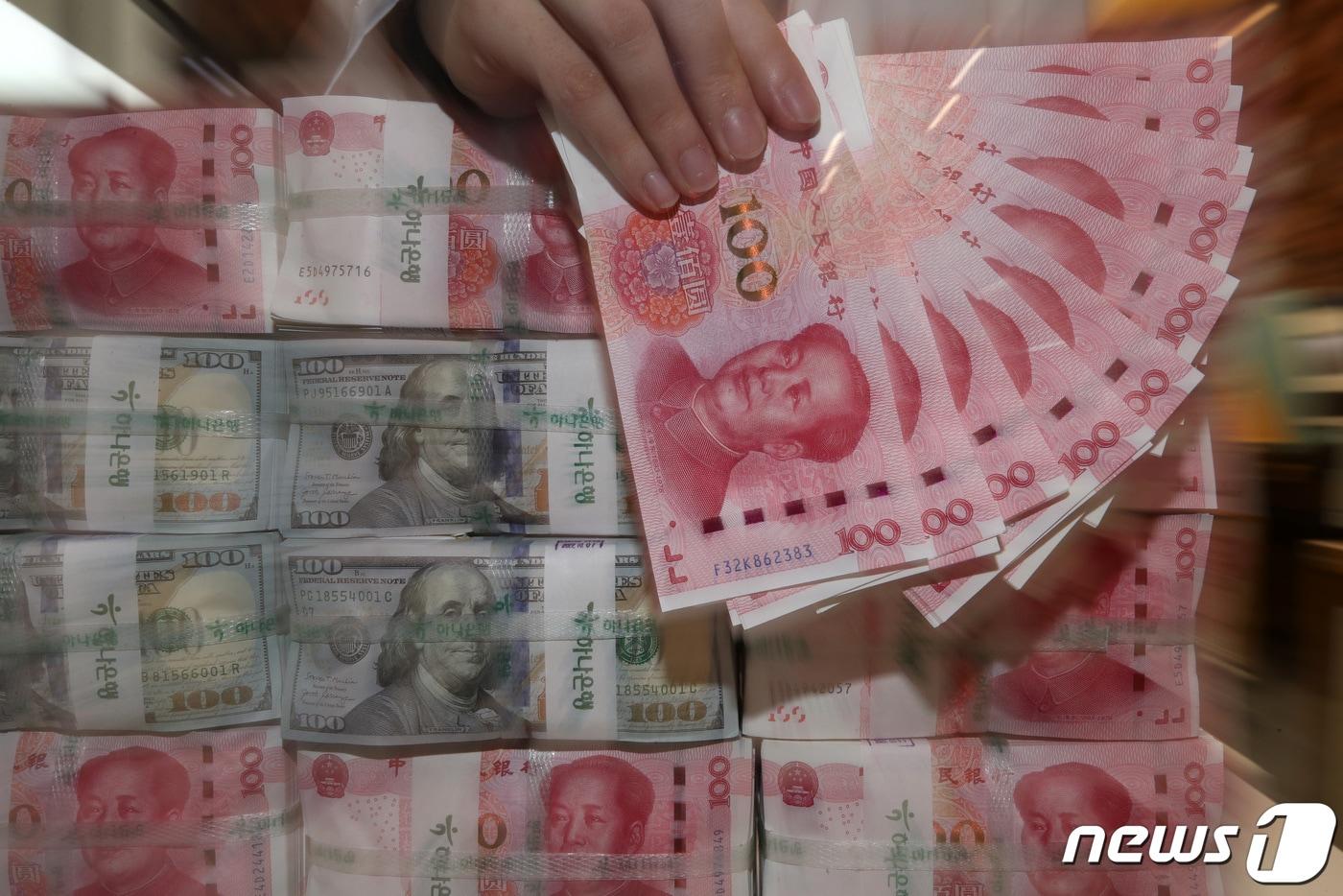  서울 중구 하나은행 위변조대응 센터에서 직원이 위안화와 달러화를 정리하고 있다. 2023.8.22/뉴스1 ⓒ News1 이승배 기자