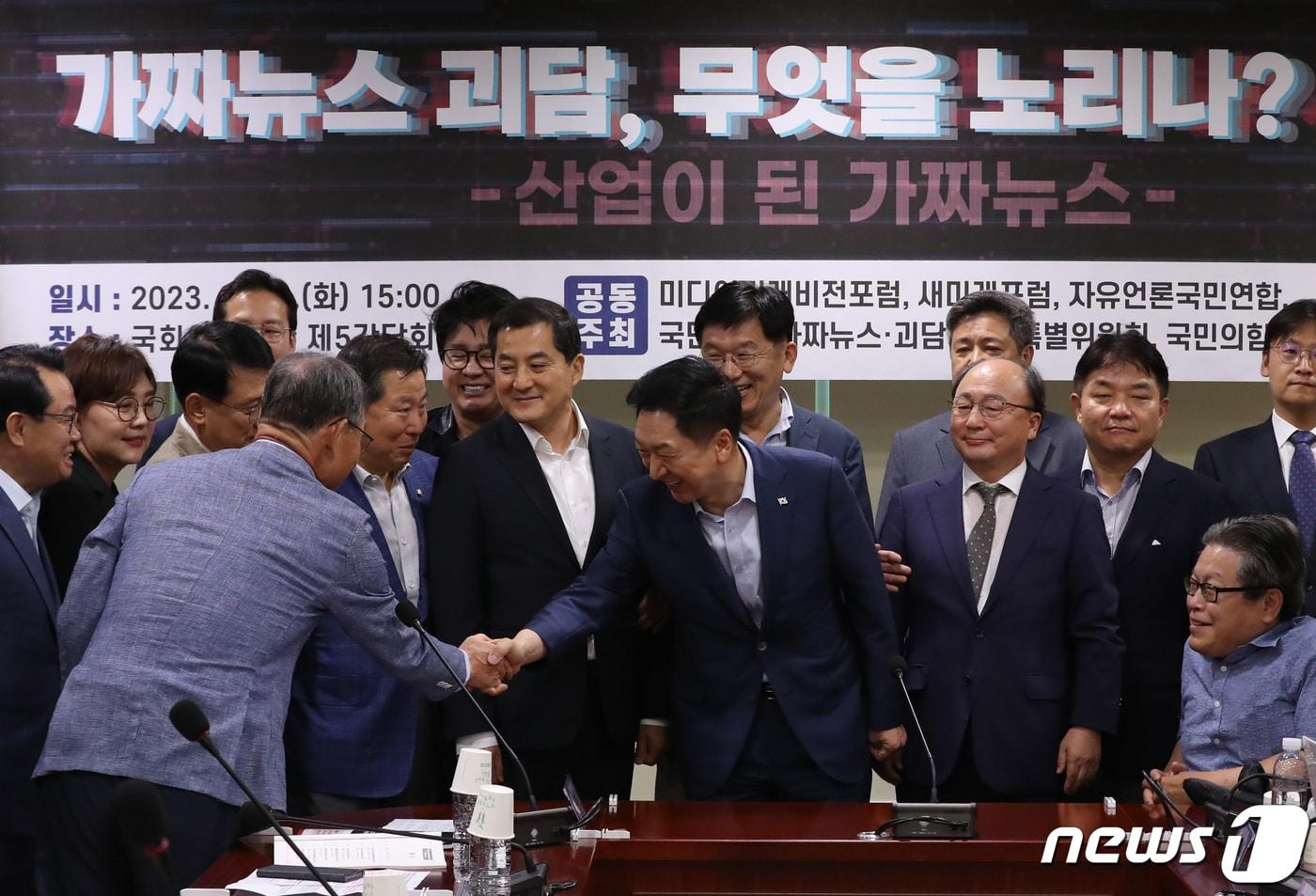 본문 이미지 - 김기현 국민의힘 대표가 22일 오후 서울 여의도 국회 의원회관에서 열린 '가짜뉴스 괴담, 무엇을 노리나?' 세미나에서 참석자들과 인사를 나누고 있다. 2023.8.22/뉴스1 ⓒ News1 송원영 기자