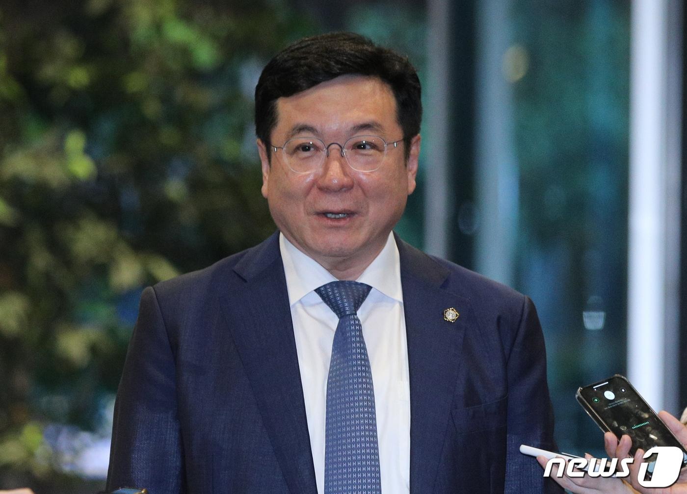 본문 이미지 - 이찬희 삼성 준법감시위원회 위원장이 22일 오후 서울 서초구 삼성생명 서초타워에서 열린 준법감시위원회 정례회의에 참석하며 취재진의 질문에 답하고 있다. 2023.8.22/뉴스1 ⓒ News1 안은나 기자