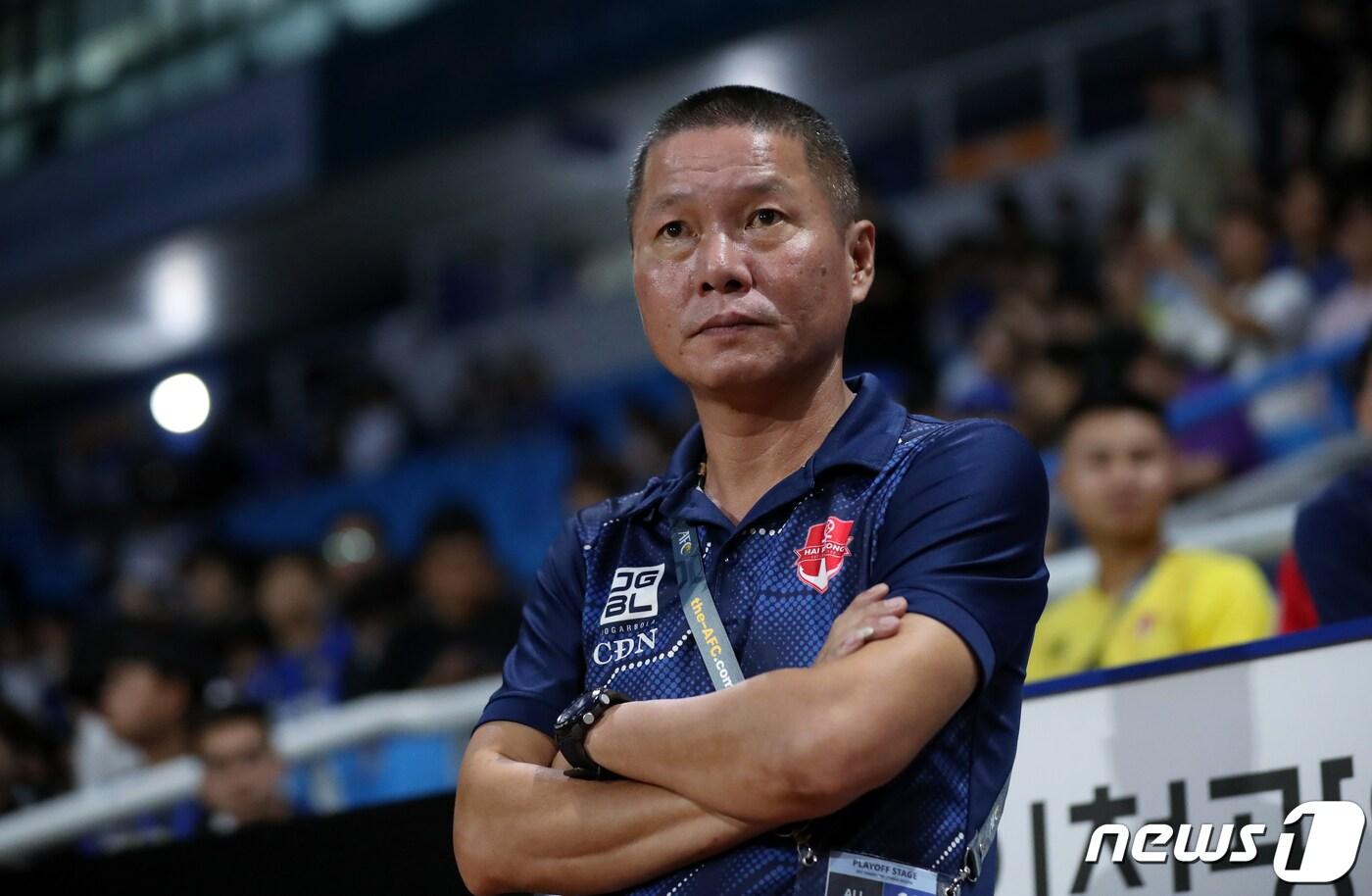 22일 인천광역시 중구 도원동 인천축구전용경기장에서 열린 AFC 챔피언스리그(ACL) 2023~2024 플레이오프 인천 유나이티드와 베트남 하이퐁FC의 경기에서 하이퐁 주딘응힘 감독이 피치를 바라보고 있다. 2023.8.22/뉴스1 ⓒ News1 박정호 기자