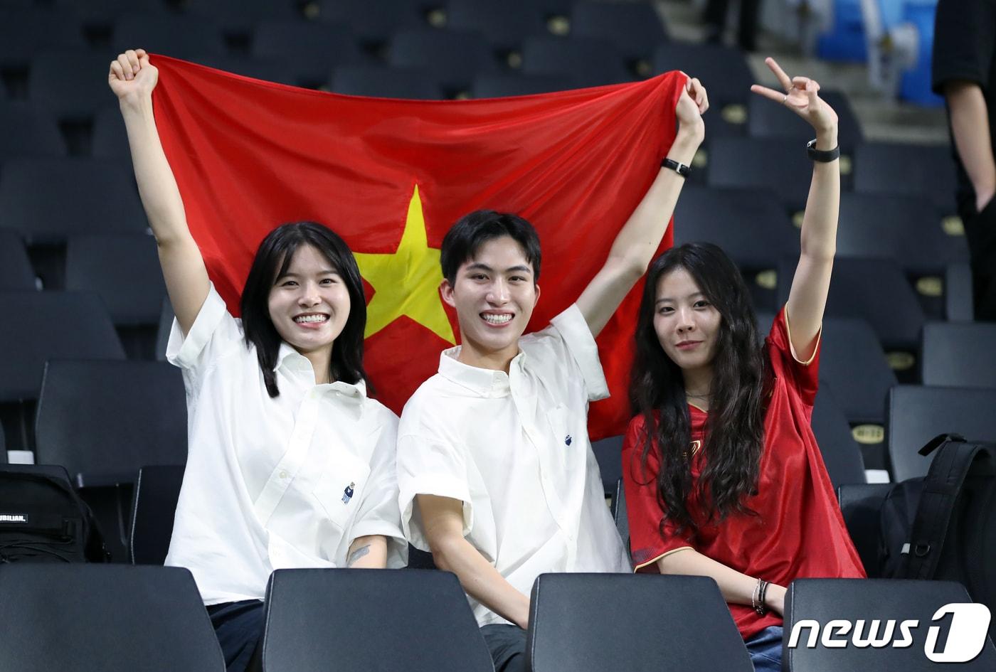 본문 이미지 - 22일 인천광역시 중구 도원동 인천축구전용경기장에서 열린 AFC 챔피언스리그(ACL) 2023~2024 플레이오프 인천 유나이티드와 베트남 하이퐁FC의 경기에서 베트남 축구팬들이 베트남 국기를 들고 환하게 웃고 있다. 2023.8.22/뉴스1 ⓒ News1 박정호 기자