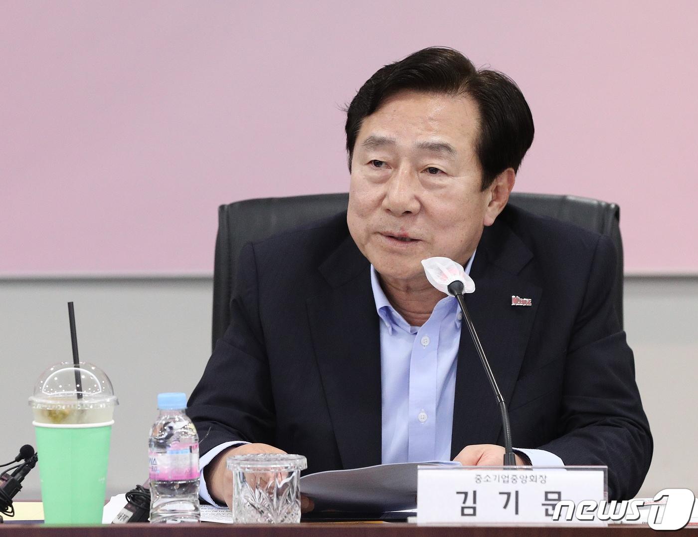 본문 이미지 - 김기문 중소기업중앙회장이 23일 오전 서울 여의도 중소기업중앙회에서 열린 윤재옥 국민의힘 원내대표 초청 중소기업인 간담회에서 인사말을 하고 있다. 중소기업계는 50인 미만 사업장 중대재해처벌법 유예기간 연장 등을 건의했다. 2023.8.23/뉴스1 ⓒ News1 신웅수 기자