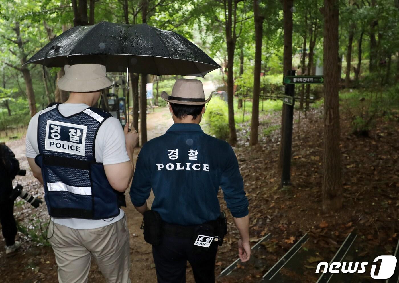 본문 이미지 - 지난달 23일 오전 서울 관악구 목골산 둘레길을 경찰이 순찰하고 있다. 2023.8.23/뉴스1 ⓒ News1 김진환 기자