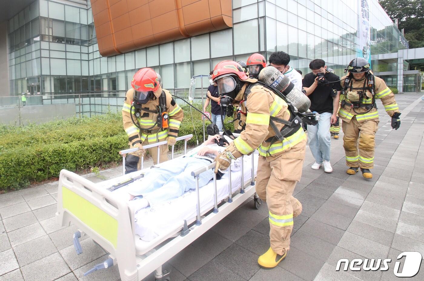 본문 이미지 - 2023을지연습 3일차인 8월23일 광주시 남구 빛고을 전남대병원에서 실시한 '다중이용시설 테러 및 화재 대비 실전훈련'에서 소방대원들이 응급환자를 이송하고 있다. (사진은 기사 내용과 무관함) 2023.8.23/뉴스1 ⓒ News1 김태성 기자