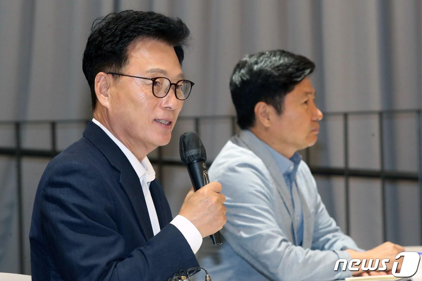 박광온 더불어민주당 원내대표가 23일 오후 경기 의왕시 포일어울림센터에서 열린 '더불어민주당 민생채움단 의왕초평 신혼희망타운 입주예정자 간담회'에서 인사말을 하고 있다. 2023.8.23/뉴스1 ⓒ News1 황기선 기자