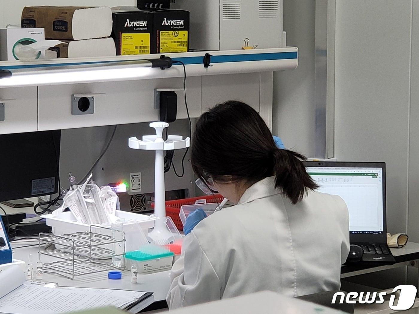 본문 이미지 - 22일 SK바이오사이언스 직원이 품질검사를 진행하고 있다. 2023.08.22/뉴스1 ⓒ News1 황진중 기자