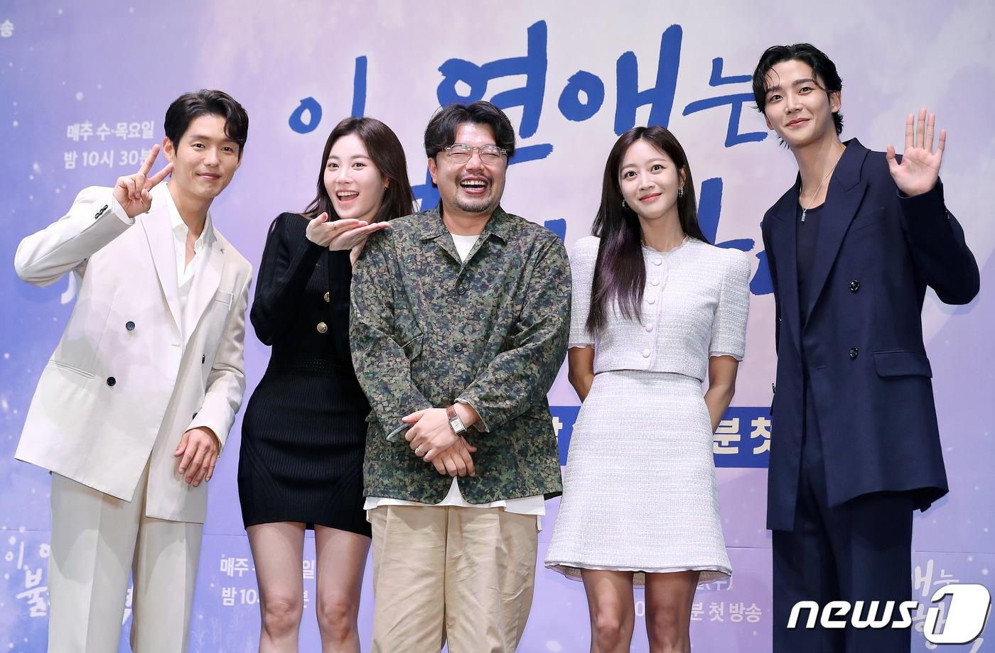 배우 하준(왼쪽부터), 유라, 남기훈 감독, 배우 조보아, 배우 겸 SF9 로운이 23일 오후 서울 구로구 신도림동 라마다서울신도림에서 열린 JTBC 새 수목드라마 ‘이 연애는 불가항력’ 제작발표회에서 포즈를 취하고 있다. ‘이 연애는 불가항력’은 3백여 년 전 철저히 봉인되었던 금서를 얻게 된 말단 공무원 이홍조(조보아)와 그 금서의 희생양이 된 변호사 장신유(로운)의 불가항력적 로맨스를 그린 작품으로 23일 밤 10시 30분 첫 방송된다. 2023.8.23/뉴스1 ⓒ News1 김진환 기자