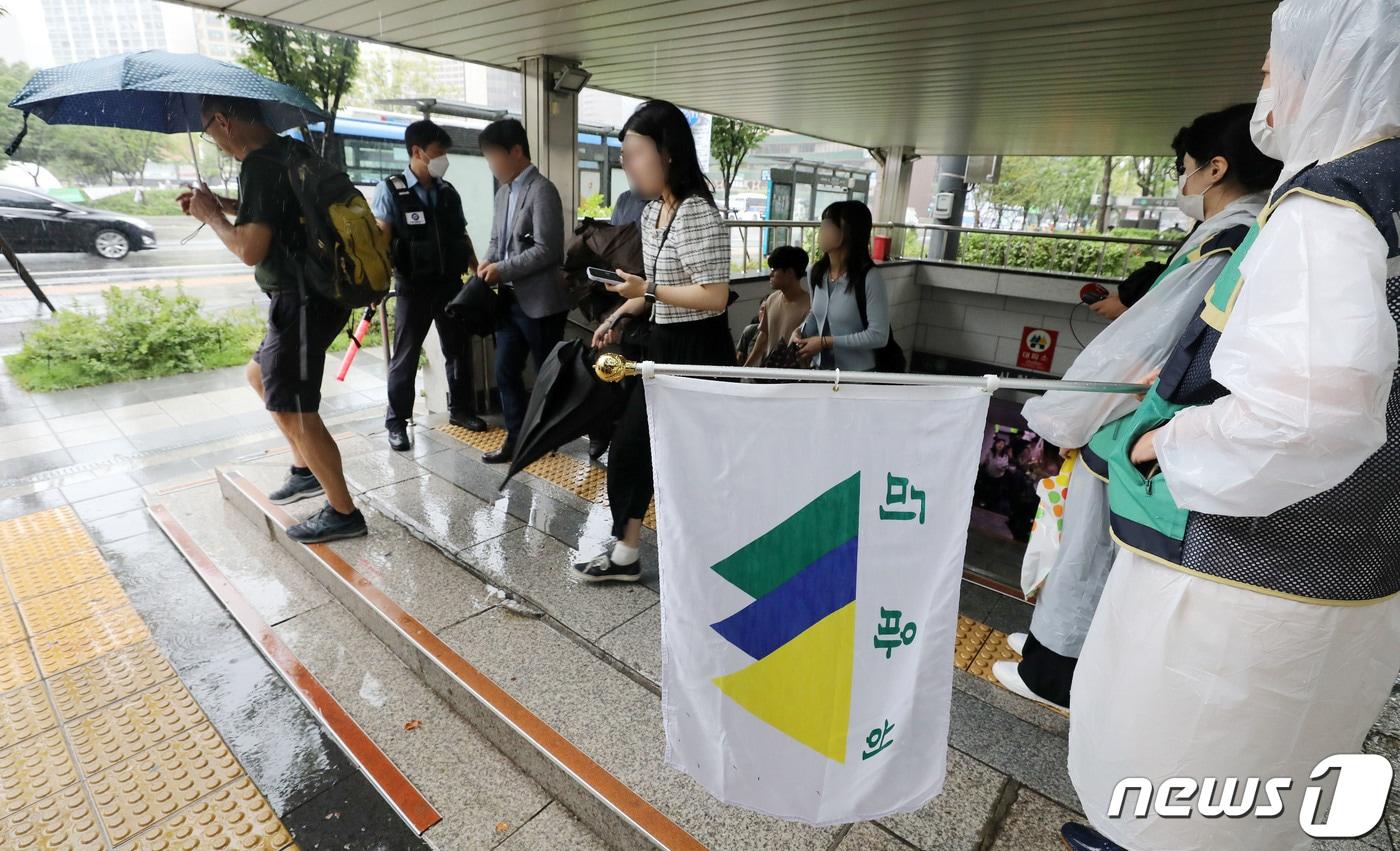 지난해 8월 공습대비 민방위 훈련 때 서울 지하철 시청역에서 시민들이 대피소를 빠져나오고 있다. ⓒ News1 박세연 기자