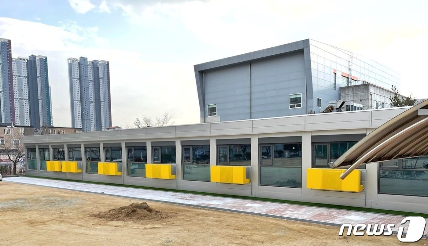 본문 이미지 - 경남 양산시 범어중학교에 설치된 모듈러교실.(양산교육지원청 제공)