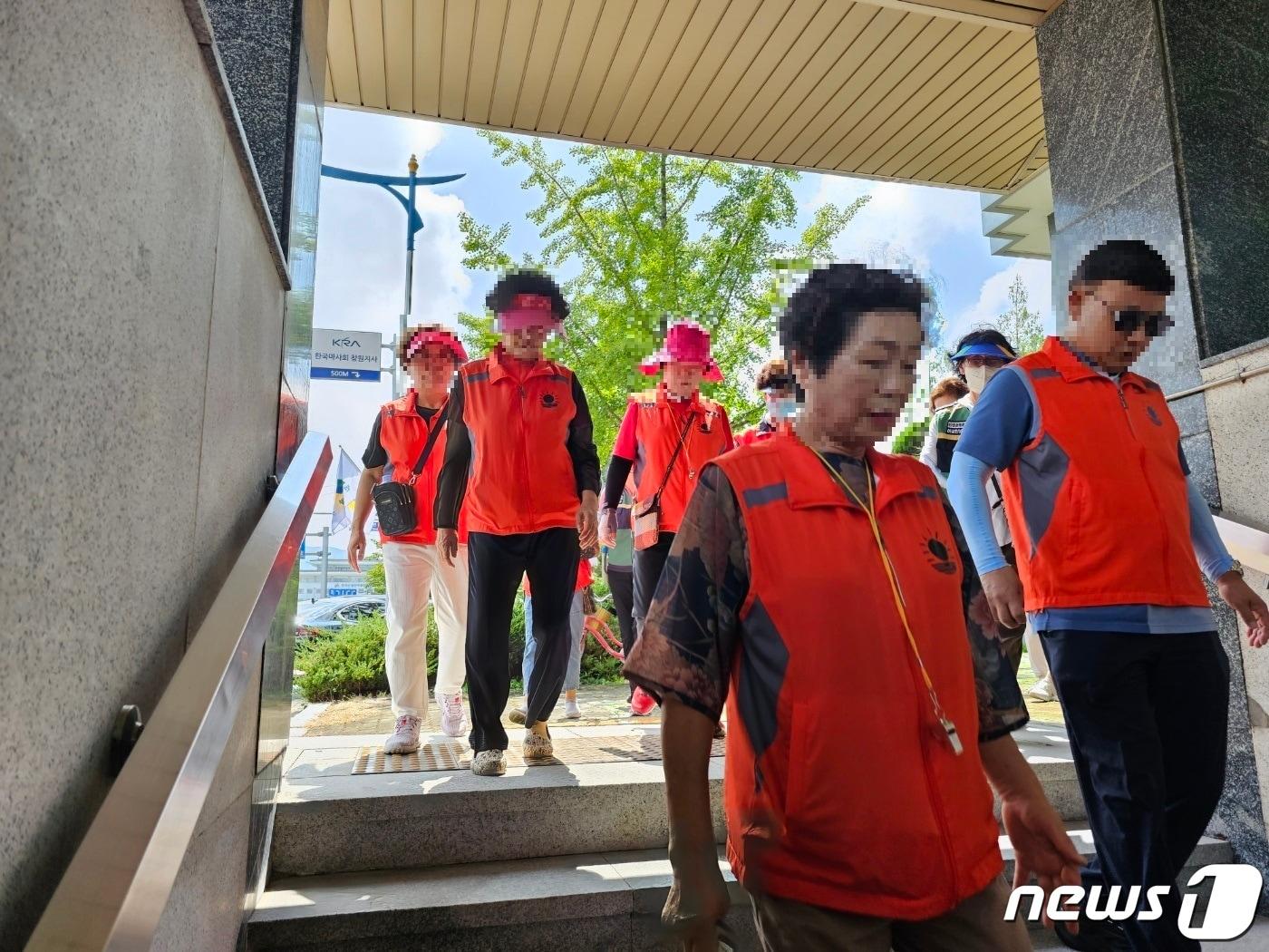 본문 이미지 - 23일 오후 2시 훈련 공습 경보가 울려퍼지자 경남 창원시 성산구 중앙동의 지하대피소로 시민들이 대피하고 있다. 2023.8.23 ⓒ 뉴스1 박민석 기자