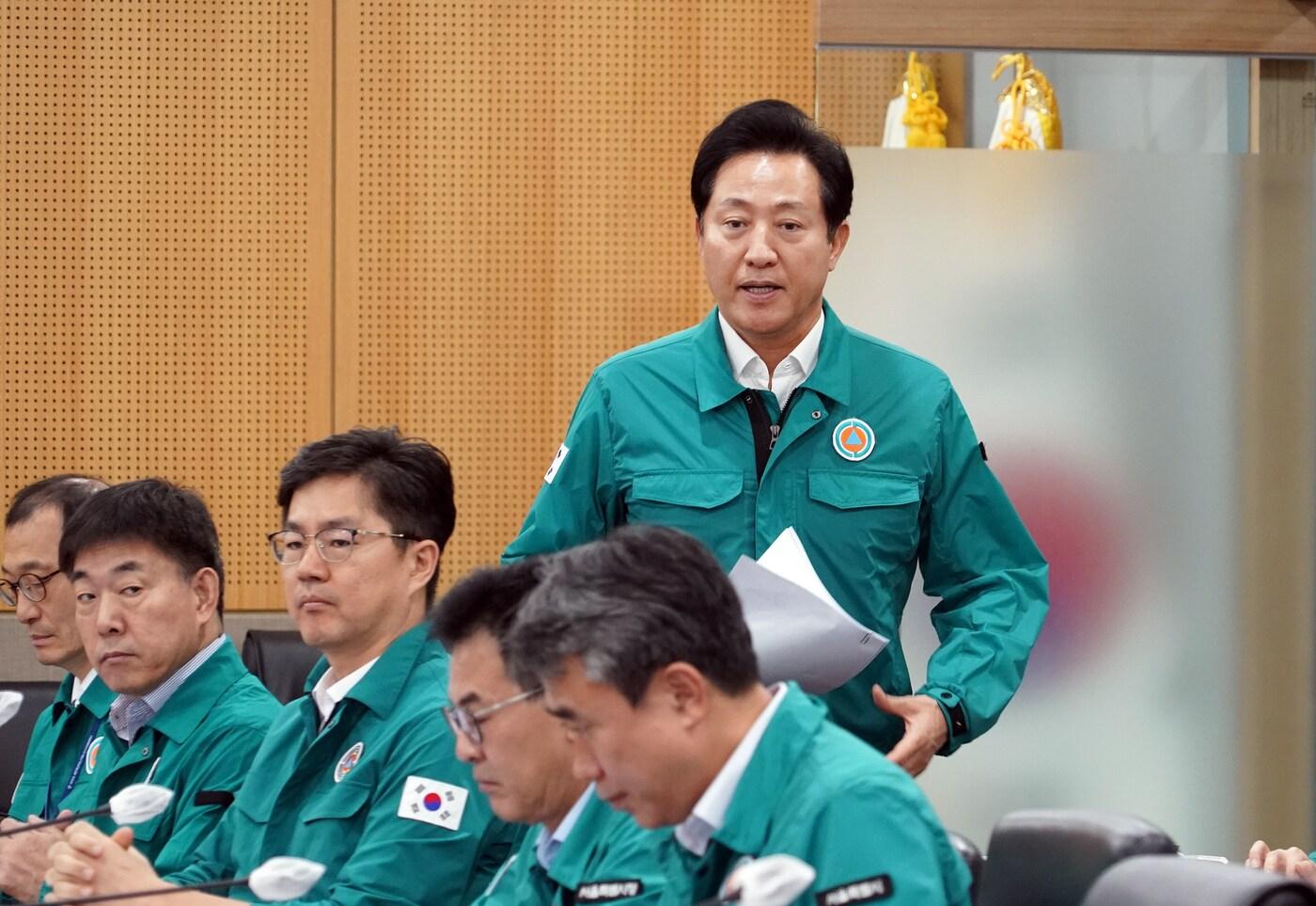 본문 이미지 - 오세훈 서울시장이 자치구와 회의에 입장하는 모습. (서울시 제공)