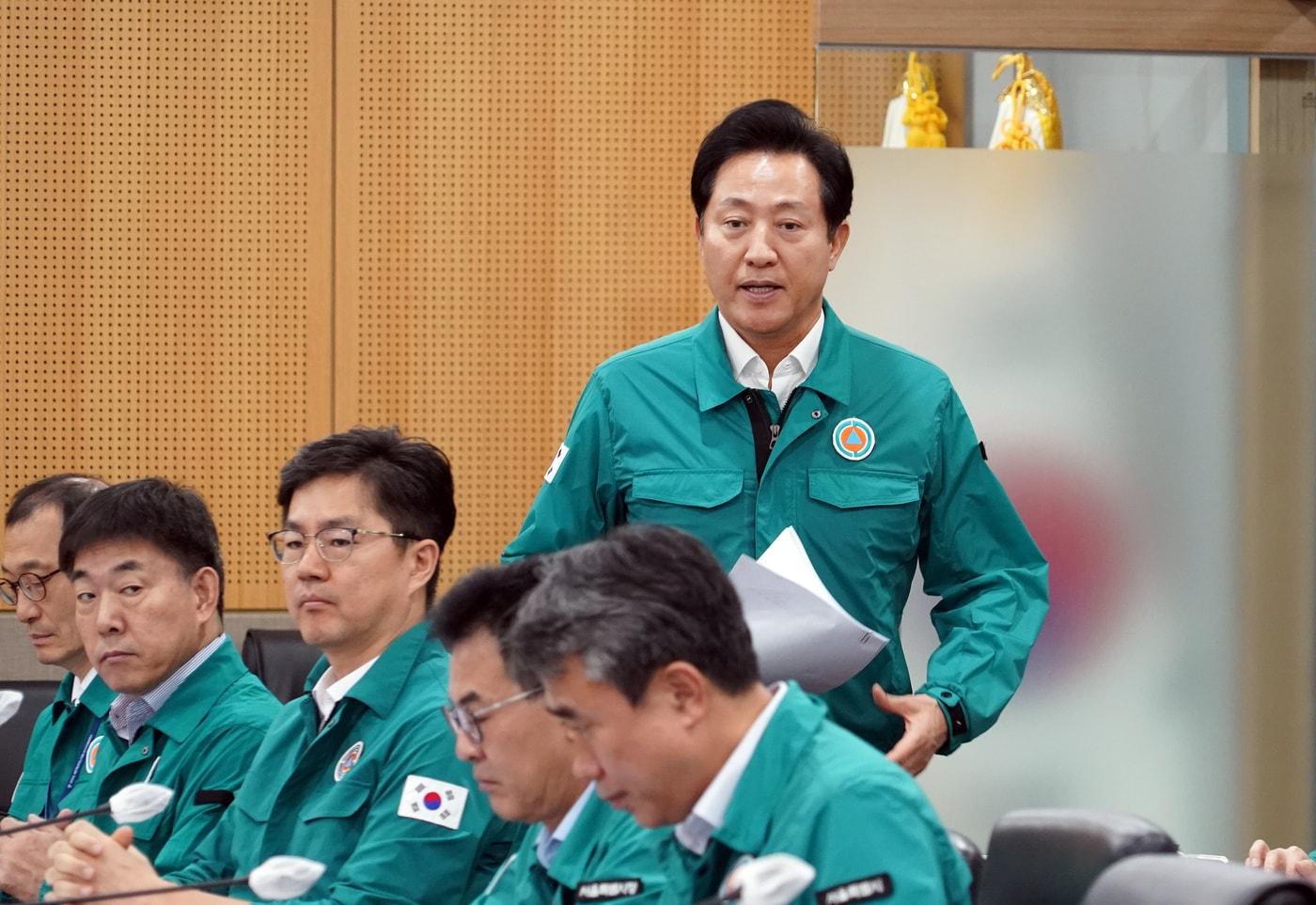 본문 이미지 - 오세훈 서울시장이 자치구와 회의에 입장하는 모습. (서울시 제공)