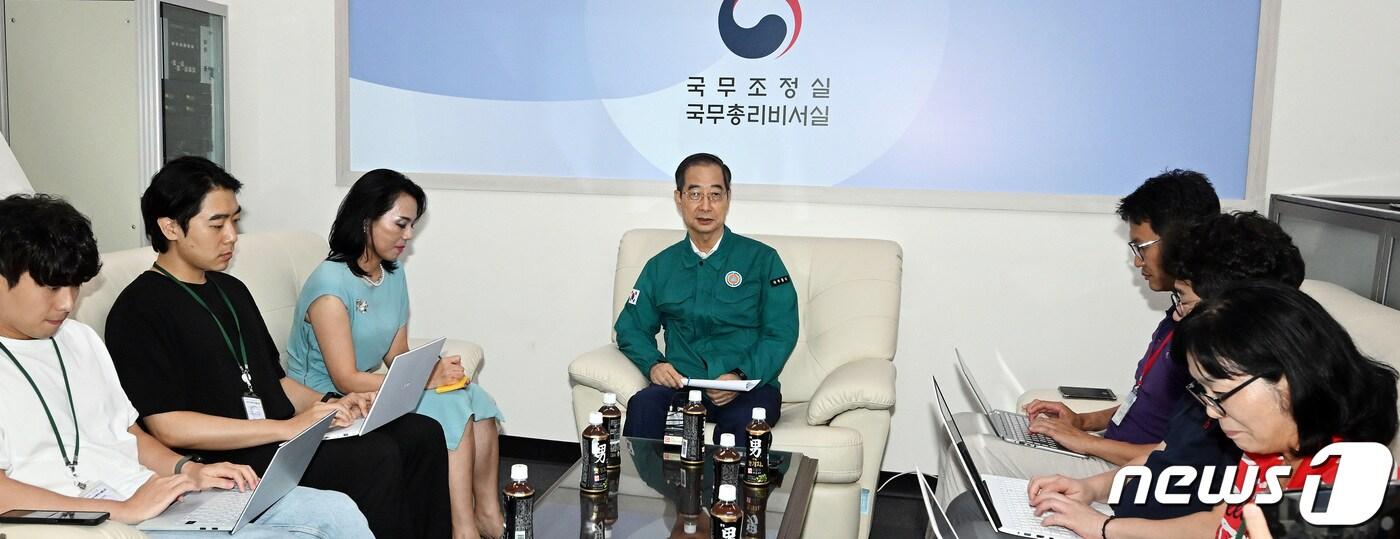 본문 이미지 - 한덕수 국무총리(가운데)가 23일 오후 세종시 정부세종청사에서 열린 출입기자단 간담회에서 질문에 답변하고 있다. 2023.8.23/뉴스1 ⓒ News1 김기남 기자