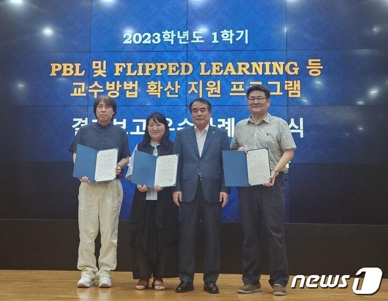 본문 이미지 - 지난 22일 우송정보대 자양홀에서 열린 PBL 및 플립러닝 교수방법 확산 지원 프로그램 우수 교원 시상식에서 이달영 총장&#40;오른쪽 두번째&#41;과 수상자들이 기념사진을 찍고 있다.&#40;우송정보대 제공&#41;/뉴스1