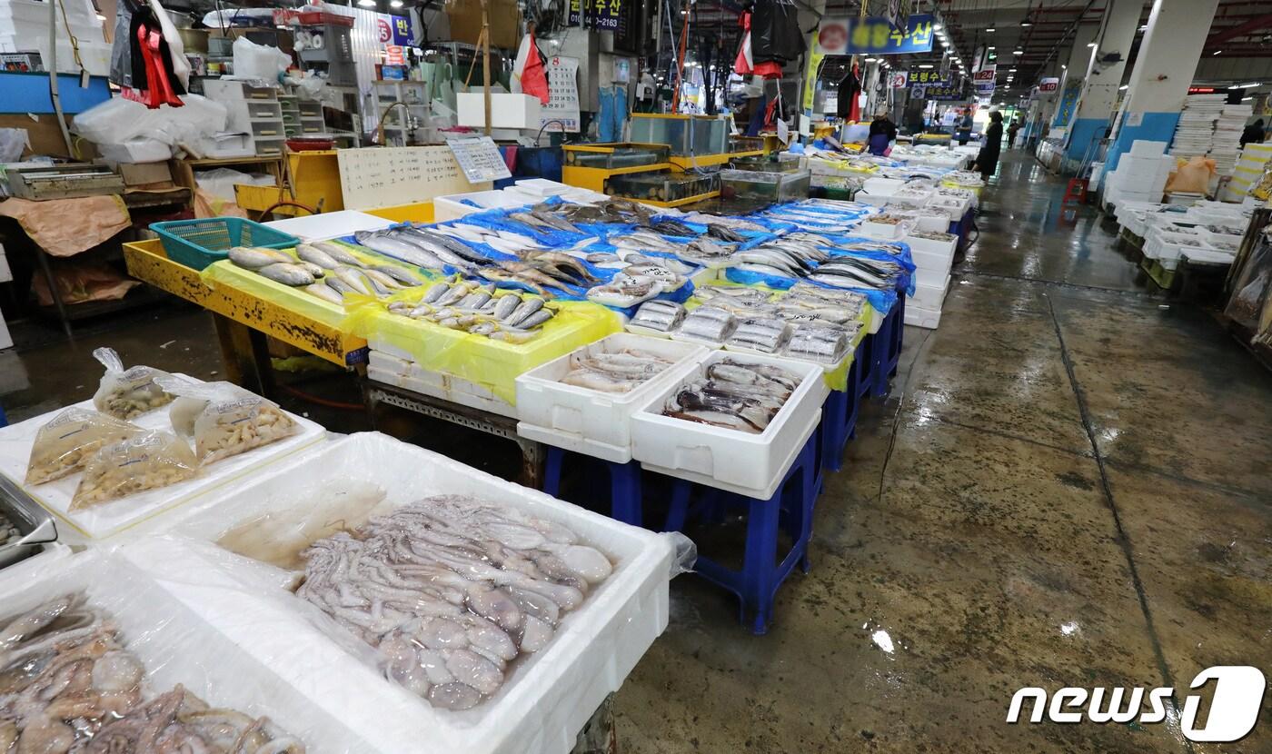 본문 이미지 - 일본 후쿠시마 원전 오염수의 해양 방출을 하루 앞둔 23일 대전 유성구 노은농수산물시장이 한산한 모습을 보이고 있다. 2023.8.23/뉴스1 ⓒ News1 김기태 기자