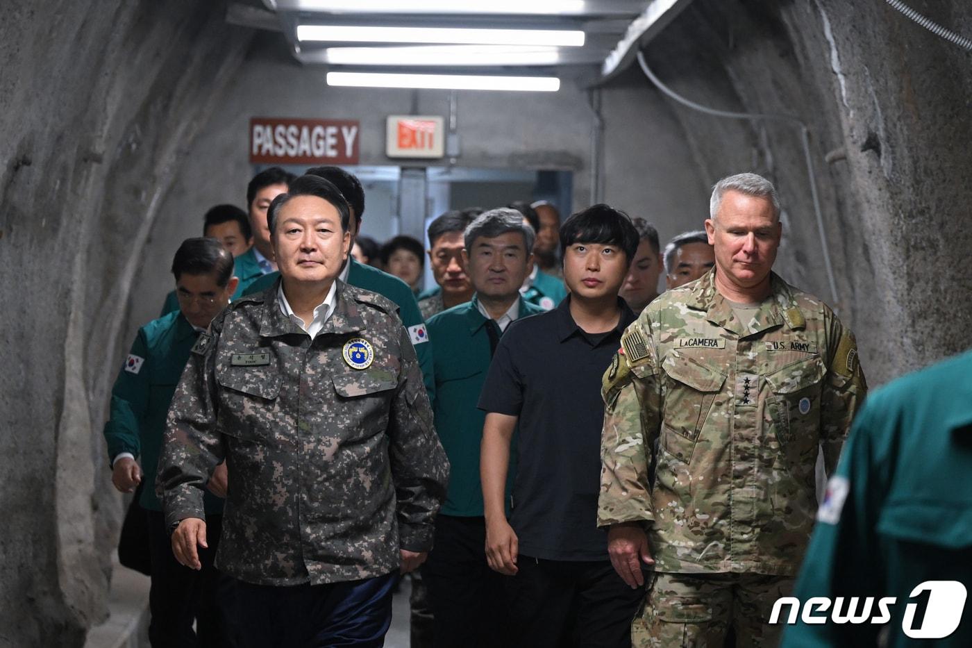 윤석열 대통령(왼쪽)이 23일 경기도 성남 소재 한미연합사 전시지휘소(CP탱고)를 방문했다. (대통령실 제공) 2023.8.23/뉴스1 ⓒ News1 오대일 기자