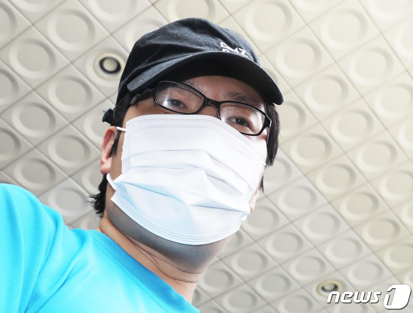 본문 이미지 - 서울 관악구 신림동의 등산로에서 금속 재질 너클을 착용한 채 여성을 무자비하게 때리고 성폭행해 사망에 이르게 한 피의자 신상정보가 23일 공개됐다. 서울경찰청은 이날 신상공개심의위원회를 열어 회의한 결과 서울 관악구 신림동의 한 등산로에서 피해자를 성폭행한 후 살인에 이르게 한 피의자는 1993년생 최윤종(30)이라고 밝혔다. 올해 9번째 신상 공개다. 최씨는 앞서 17일 신림동 공원 둘레길에서 30대 여성을 때리고 성폭행한 혐의를 받는다. 피해자는 인근 대학병원으로 이송돼 치료를 받았지만 19일 세상을 떠났다. 사진은 최윤종이 지난 19일 영장실질심사를 받기 위해 서울 관악경찰서를 나서는 모습. 2023.8.23/뉴스1 ⓒ News1 박지혜 기자