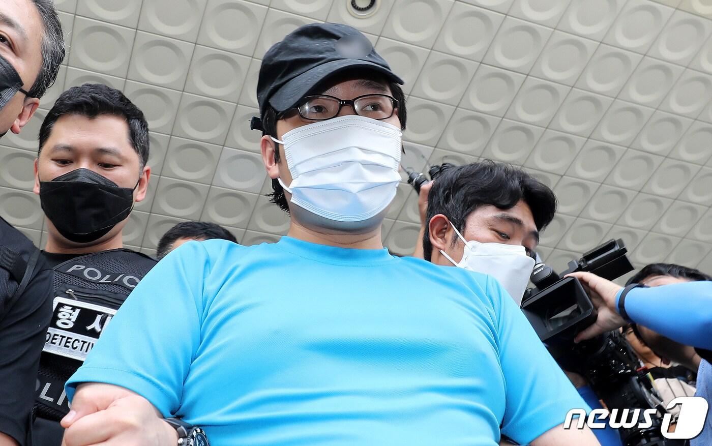 본문 이미지 - 서울 관악구 신림동의 등산로에서 금속 재질 너클을 착용한 채 여성을 무자비하게 때리고 성폭행해 사망에 이르게 한 피의자 최윤종(30) 이 지난 19일 영장실질심사를 받기 위해 서울 관악경찰서를 나서고 있다. 2023.8.23/뉴스1 ⓒ News1 박지혜 기자