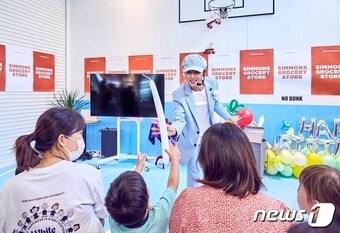 본문 이미지 - 시몬스 침대는 23일 서울 강남구 시몬스 그로서리스토어 퍼블릭마켓에서 삼성서울병원 소아청소년과 환아들의 생일파티를 열었다. (시몬스 제공)