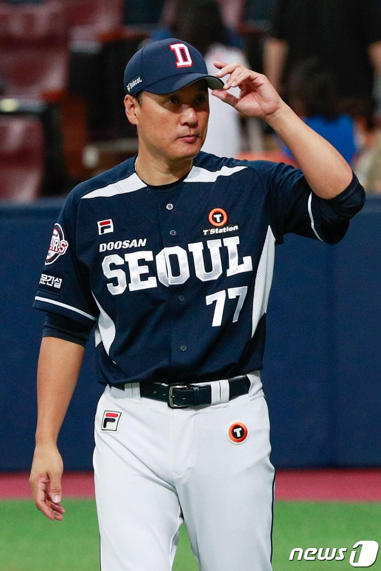 본문 이미지 - 23일 오후 서울 구로구 고척스카이돔에서 열린 프로야구 '2023 신한은행 SOL KBO리그' 두산 베어스와 키움 히어로즈의 경기, 11:4로 두산이 승리한 가운데 이승엽 감독이 팬들을 향해 인사하고 있다. 2023.8.23/뉴스1 ⓒ News1 안은나 기자