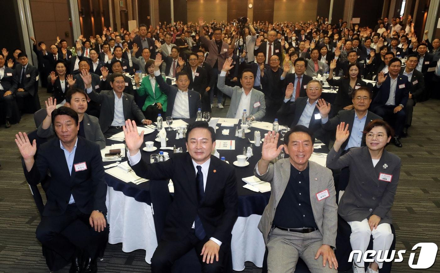 본문 이미지 - 원희룡 국토교통부 장관이 24일 오전 서울 영등포구 공군호텔에서 열린 새로운 미래를 준비하는 모임 정기세미나에서 참석자들과 기념촬영을 하고 있다. 2023.8.24/뉴스1 ⓒ News1 황기선 기자
