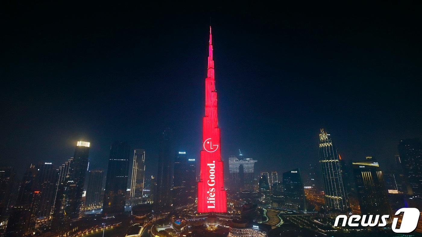 아랍에미리트 두바이에 위치한 높이 828m의 세계 최고층 빌딩인 부르즈 할리파 건물 전면에 브랜드 홍보 영상을 노출하고 있는 모습. (LG전자 제공) 