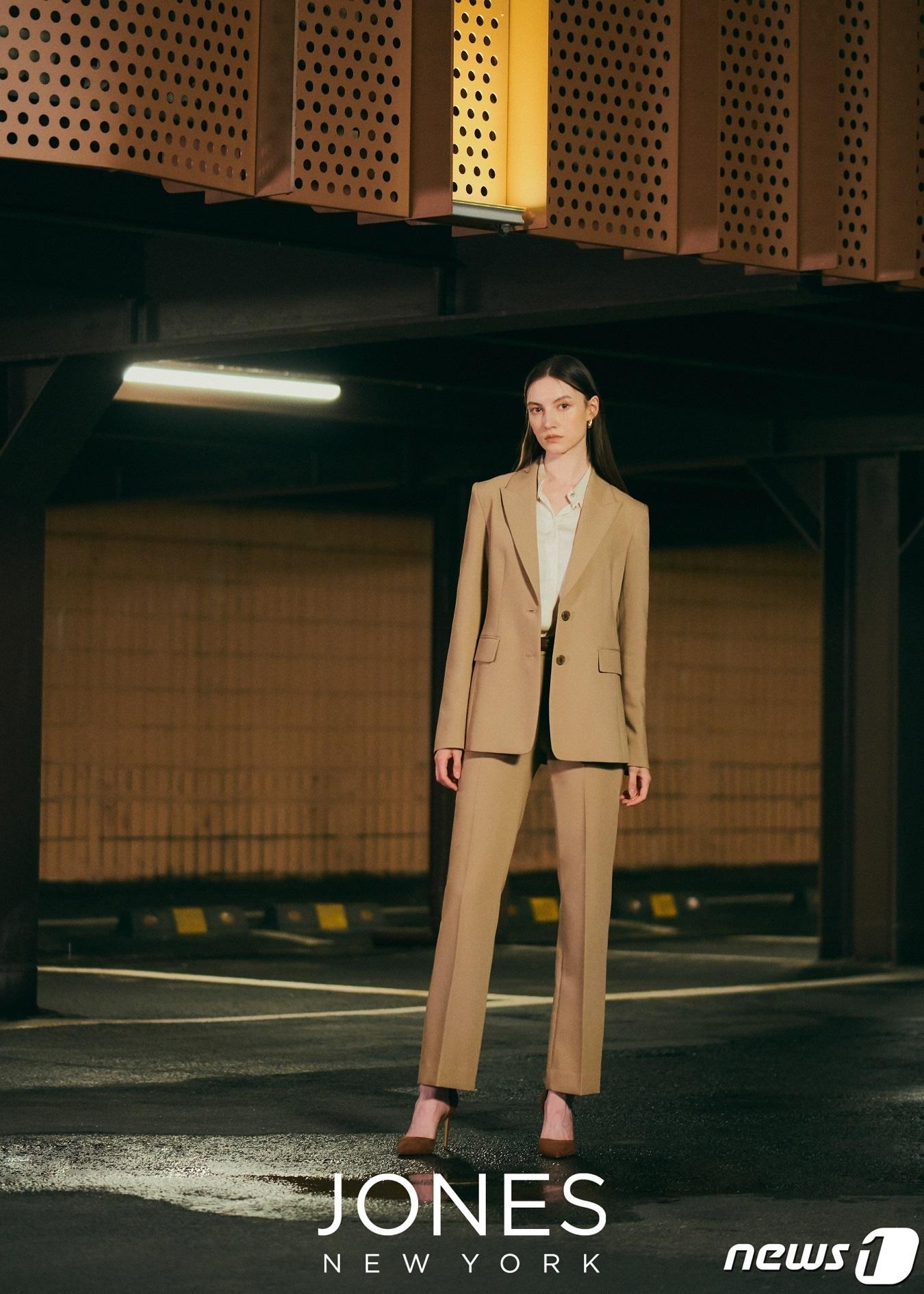 본문 이미지 - 존스뉴욕 FW 신상인 시그니처 수트 셋업(SK스토아 제공)