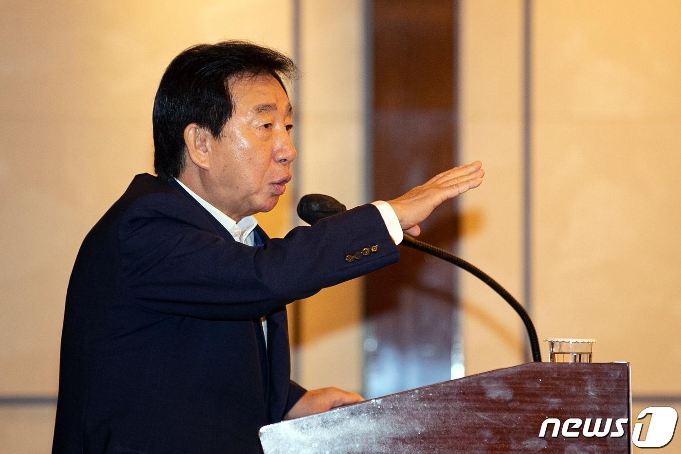 본문 이미지 - 김성태 전 자유한국당(국민의힘 전신) 원내대표가 지난달 24일 오전 서울 중구 웨스틴 조선호텔에서 열린 한국경영자총협회(경총) 포럼에서 '급변하는 산업 환경과 노동조합의 사회적 책임'을 주제로 강연하고 있다. ⓒ News1 이승배 기자