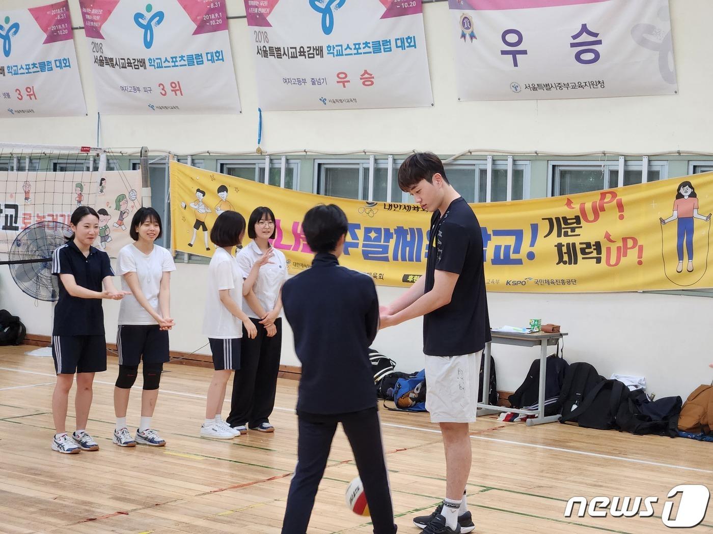 본문 이미지 - 학생들을 지도하고 있는 우리카드 김지한. ⓒ News1