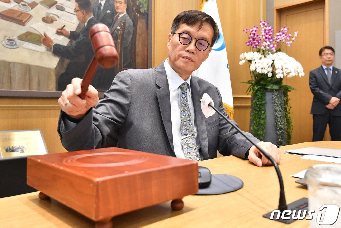 본문 이미지 - 이창용 한국은행 총재가 24일 서울 중구 한국은행에서 열린 금융통화위원회에서 의사봉을 두드리고 있다. 2023.8.24/뉴스1 ⓒ News1 사진공동취재단