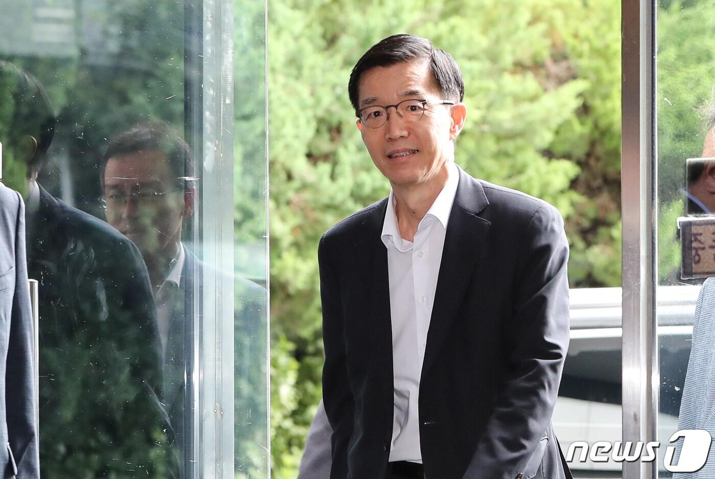 본문 이미지 - 방문규 산업통상자원부 장관 후보자가 24일 서울 종로구 한국광해광업공단에 마련된 인사청문 준비 사무실로 출근하고 있다. 2023.8.24/뉴스1 ⓒ News1 허경 기자