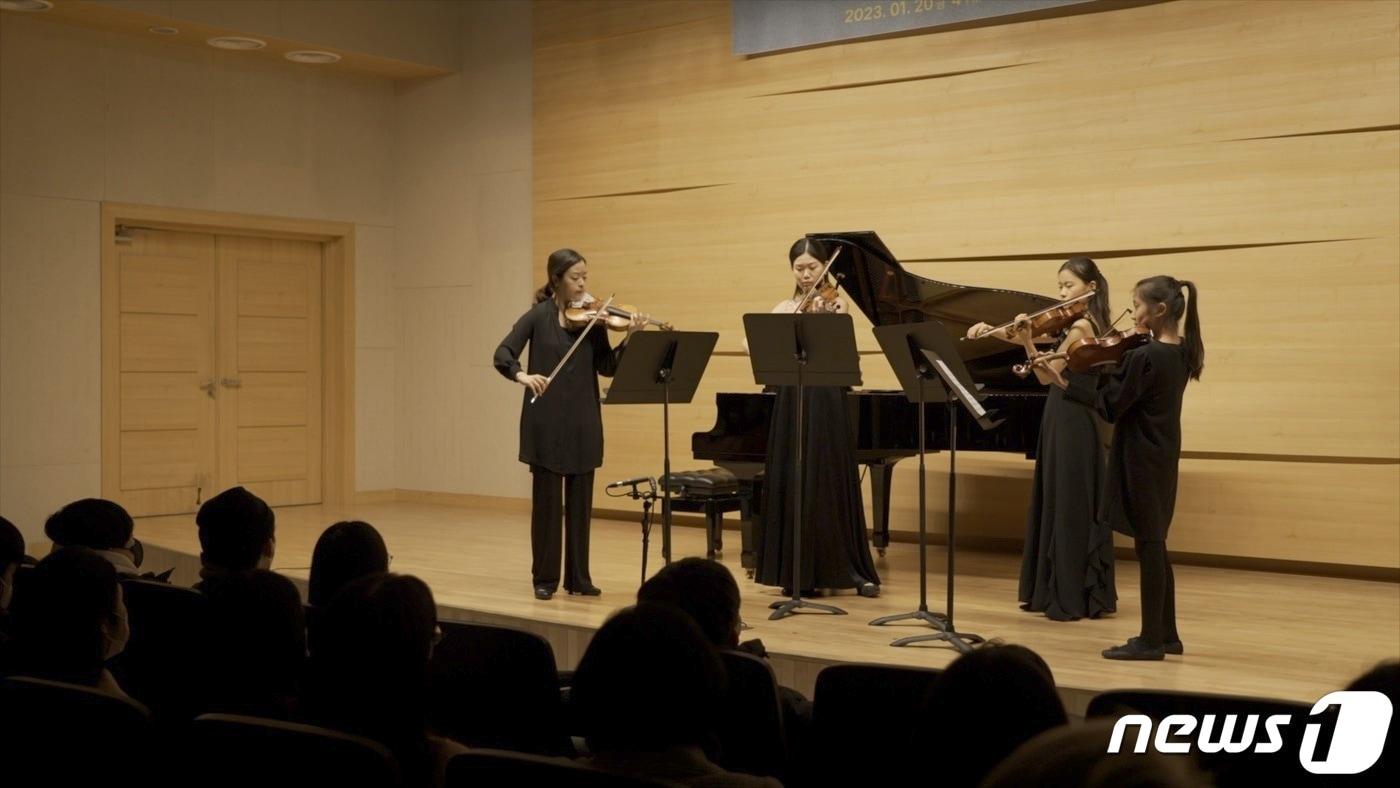 1월 서울 송파구 하트-하트재단 리사이틀홀에서 열린 &#39;H-라이징 콘서트&#39;에서 문화예술 인재들이 클래식 공연을 하고 있다&#40;현대백화점그룹 제공&#41;.
