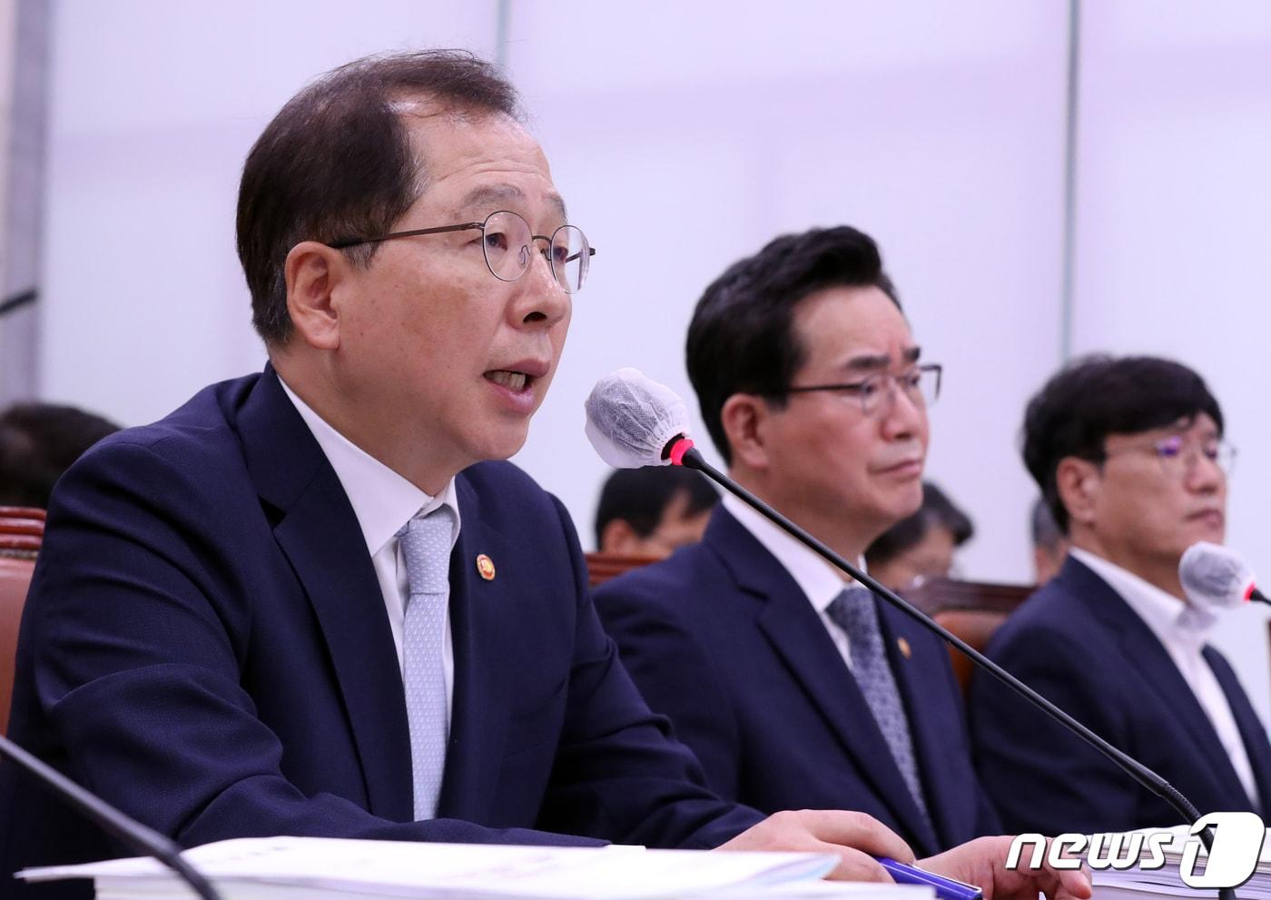 본문 이미지 - 조승환 해양수산부 장관이 24일 서울 여의도 국회에서 열린 농림축산식품해양수산위원회 전체회의에서 의원들의 질의에 답변하고 있다. 2023.8.24/뉴스1 ⓒ News1 송원영 기자
