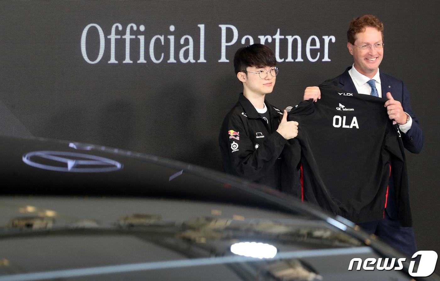 SK텔레콤 T1 주장 '페이커' 이상혁과 올라 칼레니우스 그룹 이사회 의장이 24일 오전 서울 중구 신라호텔에서 열린 메르세데스-벤츠 올 일렉트릭 쇼케이스에서 기념촬영 하고 있다. 페이커는 벤츠코리아로부터 전기 세단 'AMG EQE 53 4MATIC+'을 지원받고 있다. 2023.8.24/뉴스1 ⓒ News1 이동해 기자