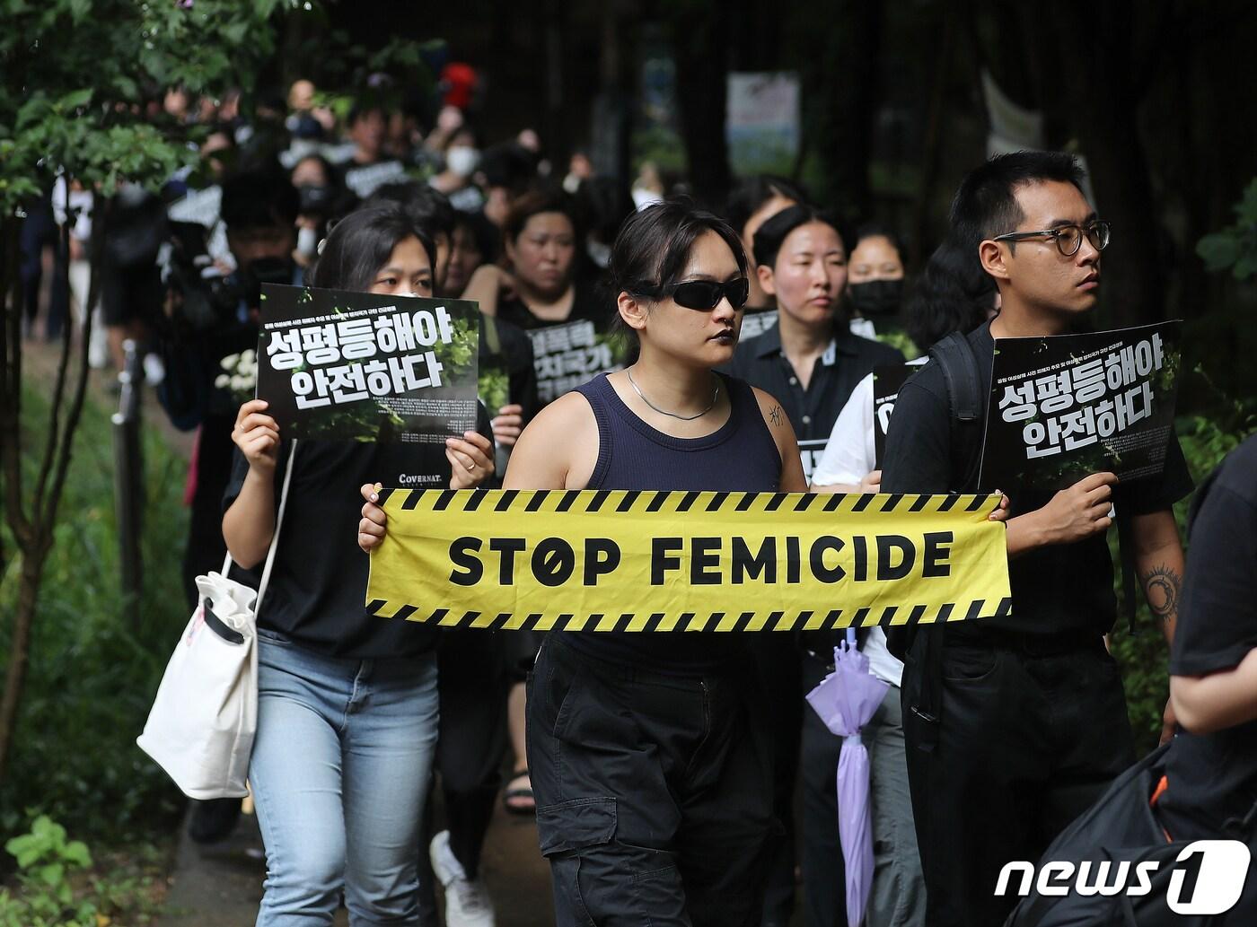 본문 이미지 - 한국성폭력상담소, 한국여성의 전화 등 여성 시민단체 회원과 시민들이 24일 오전 서울 관악구 목골산 둘레길 여성살해 사건 발생 장소로 추모 행진을 펼치고 있다. 2023.8.24/뉴스1 ⓒ News1 김진환 기자