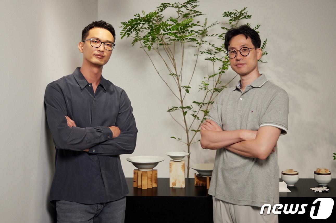 본문 이미지 - 도자공예가 김동준(왼쪽), 화각장 한기덕.(샤넬제공)