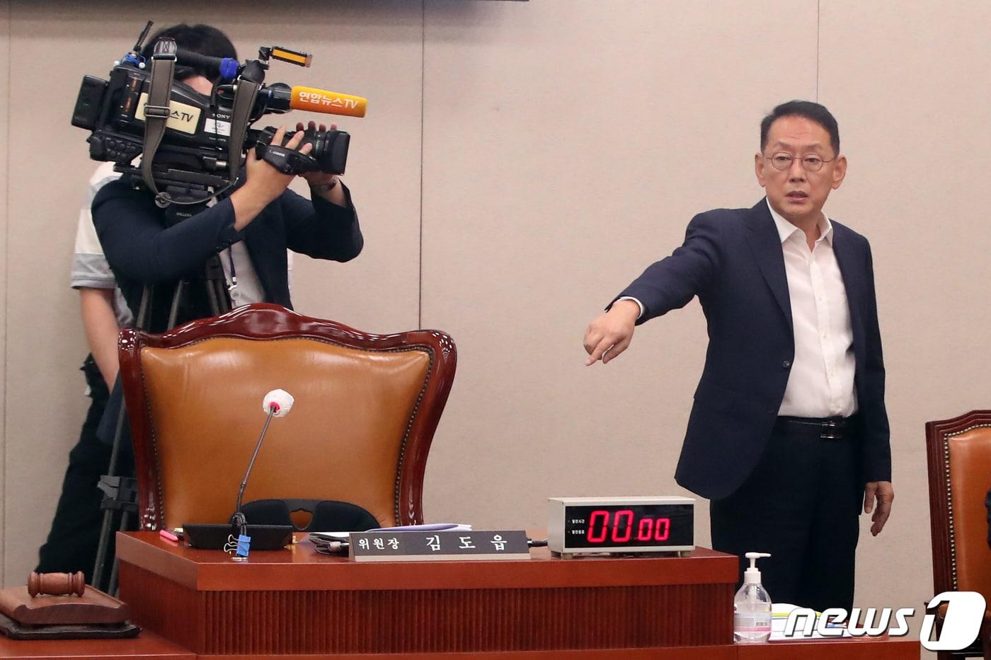 본문 이미지 - 김도읍 국회 법사위원장이 24일 오전 서울 여의도 국회에서 열린 법제사법위원회 전체회의에서 정점식 여당 간사에게 사회권을 위임한 후 퇴장하고 있다. 2023.8.24/뉴스1 ⓒ News1 황기선 기자