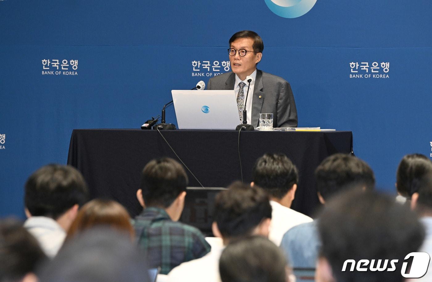 본문 이미지 - 이창용 한국은행 총재가 24일 서울 중구 한국은행에서 8월 금통위 금리 결정에 대한 기자간담회를 하고 있다. 이날 금통위는 현행 연 3.50%인 기준금리를 유지하기로 했다. 지난 2월, 4월, 5월, 7월에 이은 5연속 동결이다. 2023.8.24/뉴스1 ⓒ News1 사진공동취재단