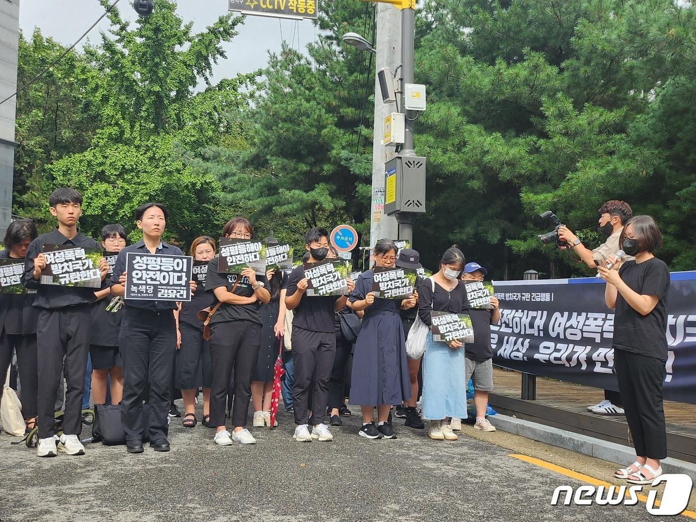 본문 이미지 - 24일 오전 10시 여성단체 및 시민들이 신림동 성폭행 살인 사건 피해자를 추모하기 위해 모인 모습 ⓒ 뉴스1 한병찬 기자