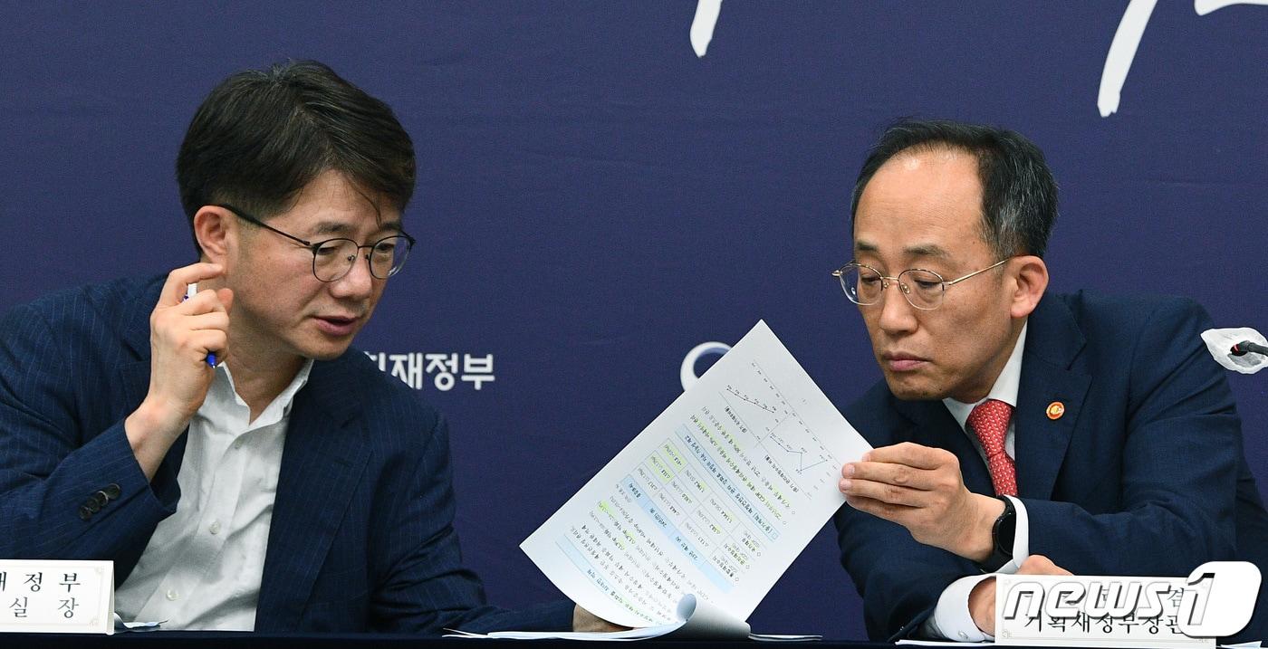 본문 이미지 - 추경호 경제부총리 겸 기획재정부 장관(오른쪽)이 지난 8월29일 세종시 정부세종청사 중앙동에서 2024년 예산안 및 2023~2027년 국가재정운용계획을 발표한 뒤 김동일 예산실장과 자료를 살펴보고 있다.2023.8.29/뉴스1 ⓒ News1 김기남 기자