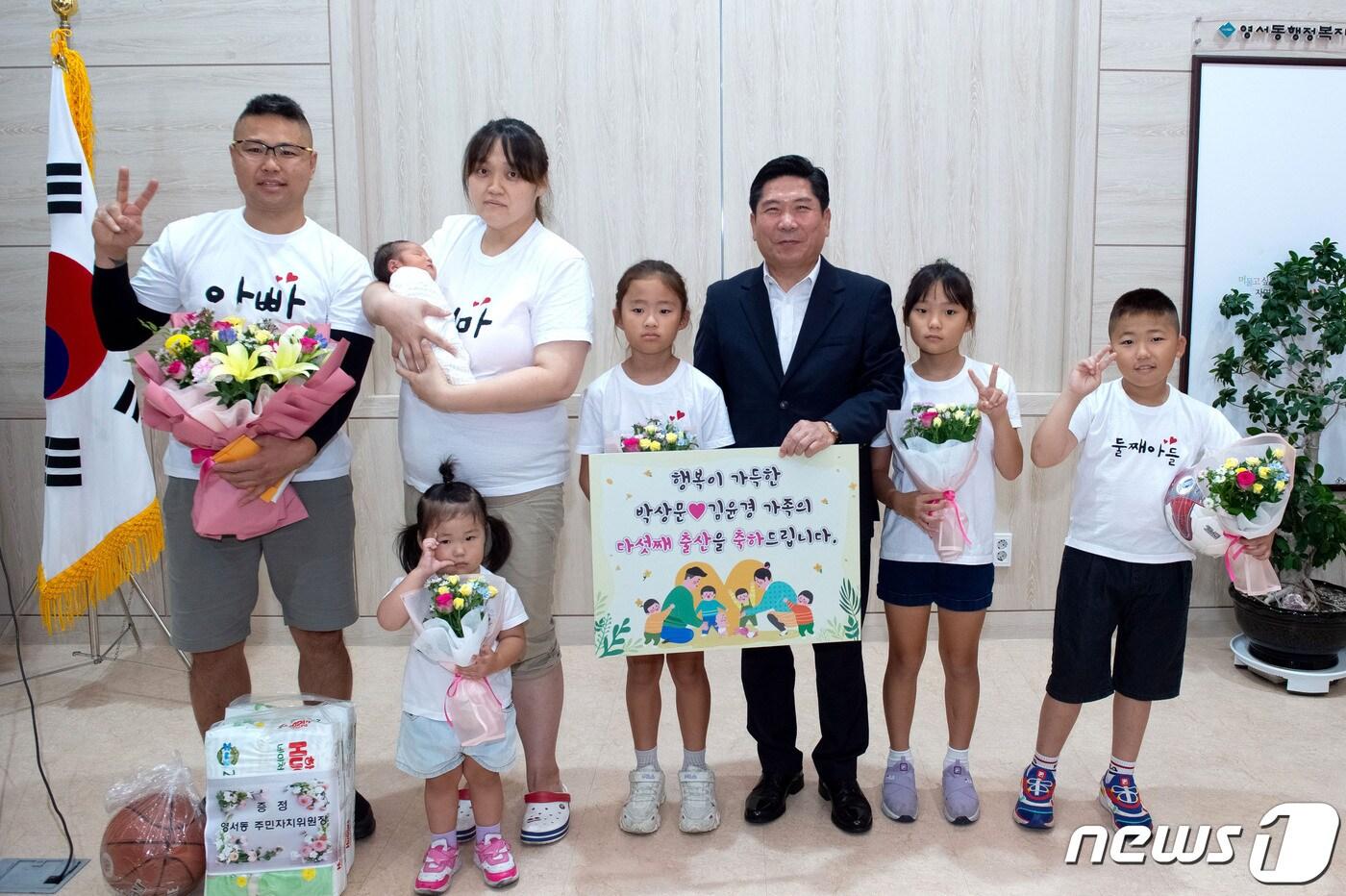 본문 이미지 - 김창규 제천시장이 다섯째 아이를 출산한 박상문·김윤경 부부에게 축하를 하고 있다. 