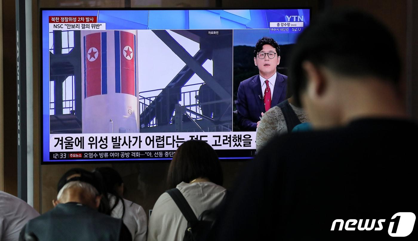 본문 이미지 - 북한이 85일 만에 군사정찰위성 발사를 재시도한 지난 8월 서울시 중구 서울역 대합실에서 시민들이 관련 뉴스를 시청하고 있다. 2023.8.24/뉴스1 ⓒ News1 김도우 기자